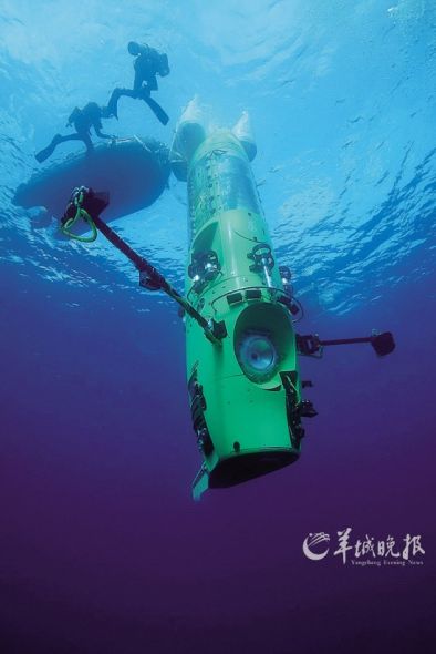 率团队前往马里亚纳海沟水域,抵达后将选风平浪静的日子,乘坐单人潜艇