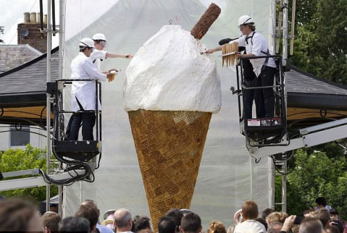 巨无霸冰淇淋高4米重1吨 成全球最大甜筒(图)