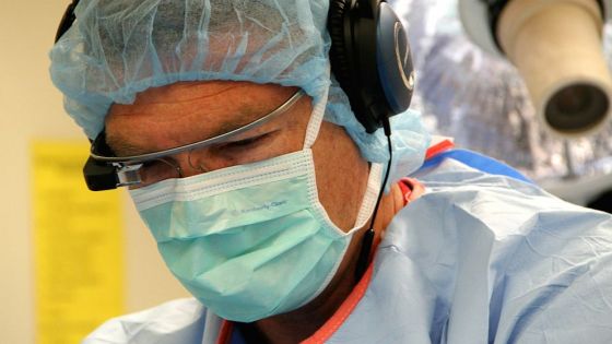 美国医生利用谷歌眼镜直播手术过程