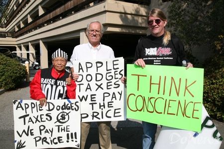 苹果发布会遭砸场蓝领不满福利举牌抗议