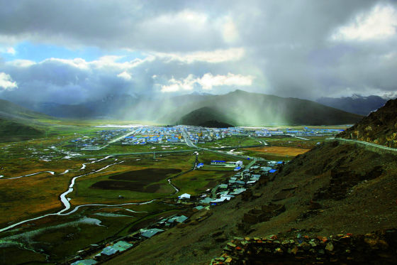 仓央嘉措出生在西藏门隅地区的达旺,很小的时候就随父母移居到错那,在