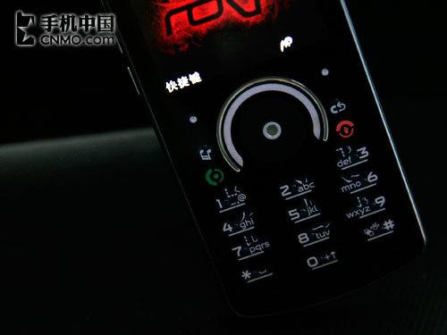 个性十足摩托罗拉魔幻音乐手机e8评测