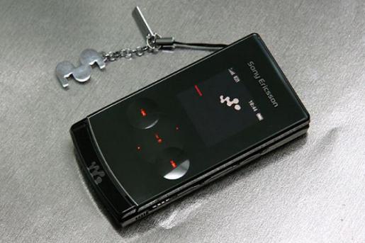 索尼爱立信w980i采用了"walkman"系列中极为罕见的翻盖式设计,其修长