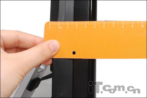 从这个角度来看,整机侧端最宽处只有52mm宽度,可见c305在机型上还是