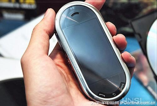 "beat dj"三星m7600造型非常特别,采用椭圆形的设计,上下都是圆弧的