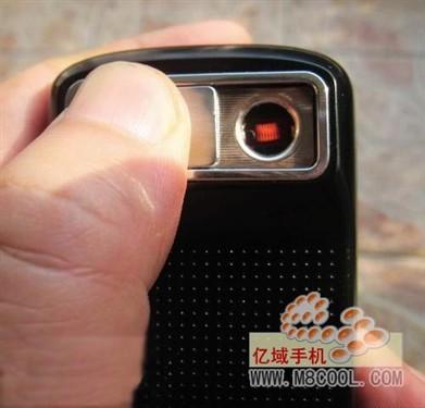 背面看,那个貌似摄像头的部分实际上竟然是个打火机!