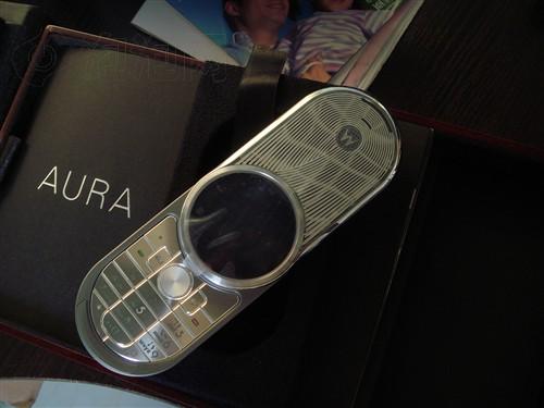 唯我独尊 摩托罗拉aura行货售9380元_手机_科技时代_新浪网