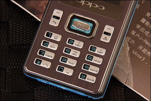 点击图片查看oppo a90详细资料由于是一款针对大学生人群的手机,英语