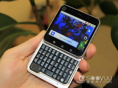 侧空翻方块机 摩托罗拉flipout外观评测_手机_科技时代_新浪网