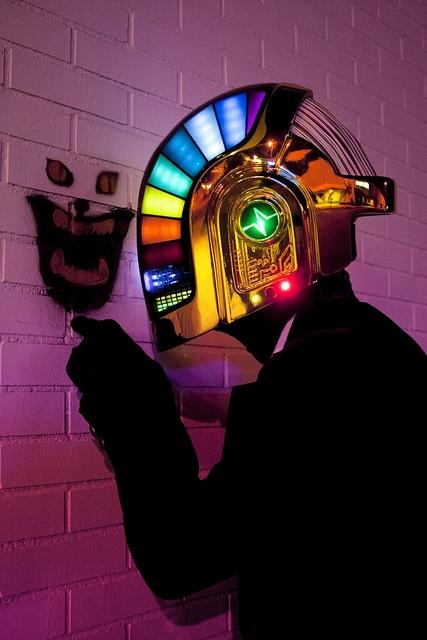 耗时17个月打造"傻朋克"炫酷头盔