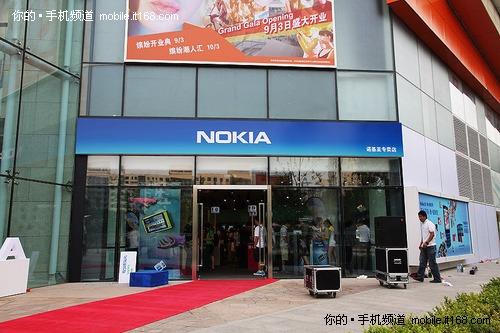 旗舰体验店"的入口,它位于商场正门的右侧,蓝色的nokia标识非常显眼