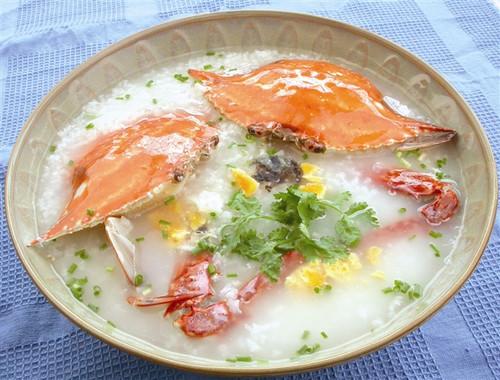 由于一直生活在北方,从来没有吃过如此新鲜美味的螃蟹,虽然粥里的蟹肉