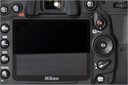 从机背来看,尼康d7000与d90类似,但是一些功能按键的到了更改,譬如lv