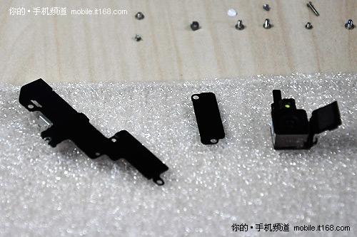 拆下顶部排线挡片,天线排线挡片和摄像头组件后,螺丝钉就已经卸下不少