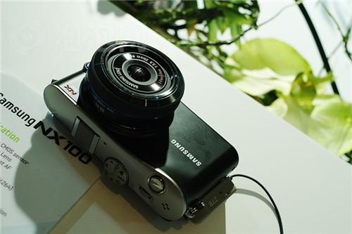 三星(samsung) nx100[参考价格] 3320元(搭配20-50mm镜头,送8g卡)