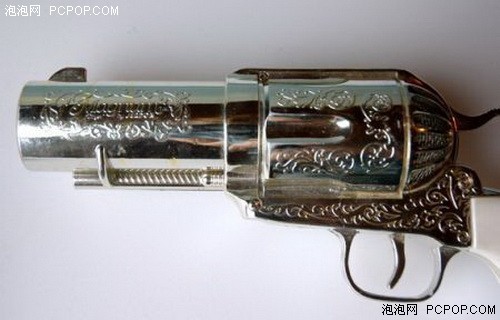 顶部的保险栓用来设定风档,扳机则是使用开关.