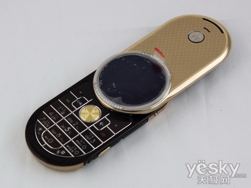 圆形蓝宝石屏幕 摩托罗拉r1黄金版售12800元_手机_科技时代_新浪网