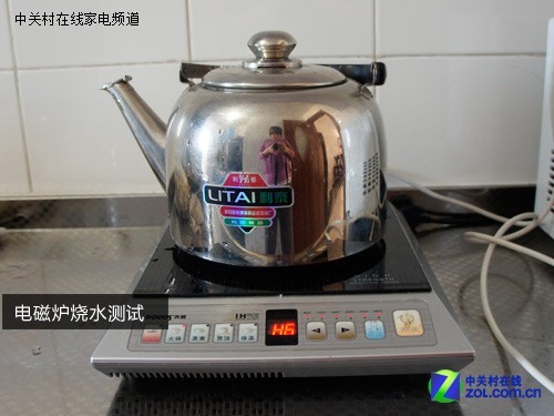 在使用电磁炉进行烧水测试时,同样是使用温度为18.