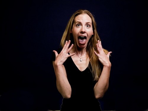 不过,搭配尖叫声的表情与动作,需要用全身的力气来呐喊,面部表情及