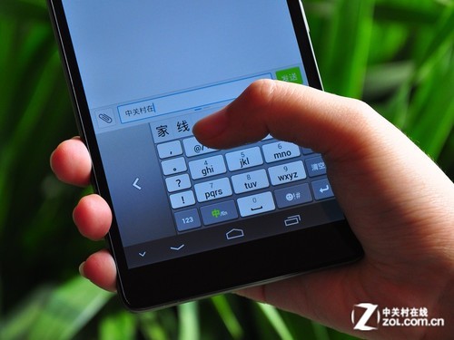 开启单手操作模式后单手输入文字非常轻松