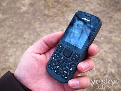 图为:诺基亚 1010 手机