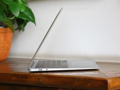 MacBook Air银色 左侧图 