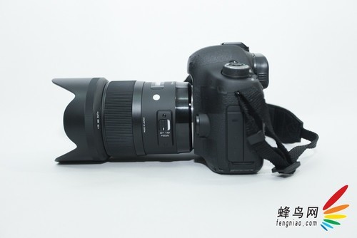 数码相机 > 正文  这款镜头具备了35mm焦距及f1.