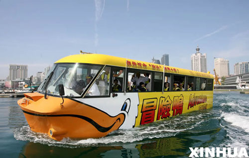 造价600万元水陆两栖巴士在青岛下水