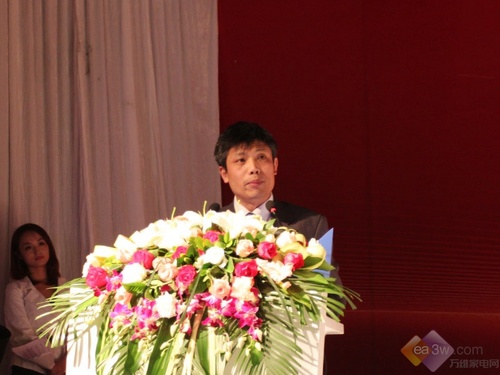 海尔洗衣机总经理舒海与会客户欣赏现场全新产品卡萨帝复式高级滚筒