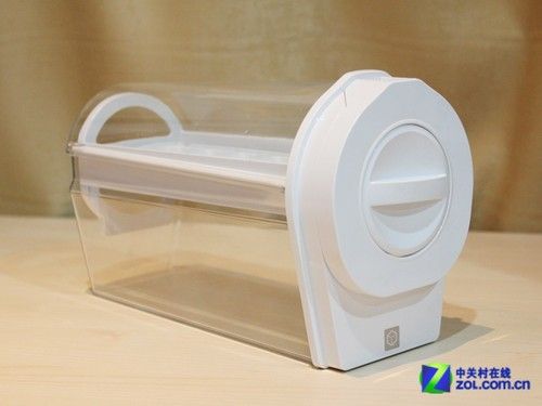 这款冰箱的制冰装置设计的相当巧妙,或者我们也能叫它多功能旋转直