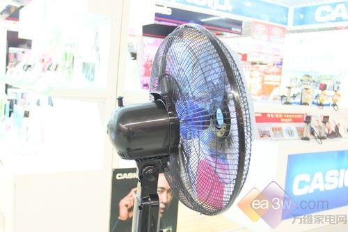 传统落地式电风扇的外观,稳重的底座,纤细的支撑杆,以蓝黑色为主色调