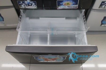 东芝冰箱bcd-498wtc冷冻室该机采用独立智能自动制冰机,加水后便能