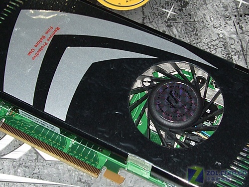 双敏 无极9600gt玩家黄金版采用nvidia p545公版设计,提升了显卡的