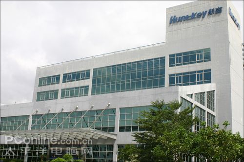 位于市郊的航嘉工业园充分利用了接近大自然的特点,让整座工业园拥抱