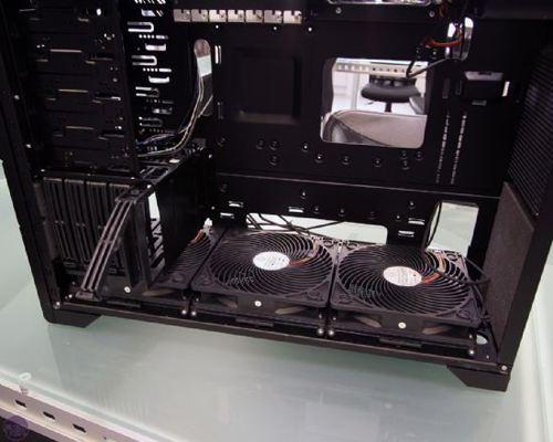 raven rv02-e采用了乌鸦2赖以成名的垂直风道设计:冷空气从机箱悼部