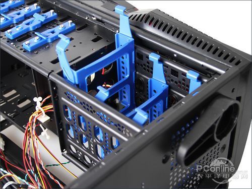 硬件 > 正文  相比其它机箱来说,多彩sh891的光驱,硬盘安装位并不算多