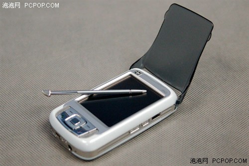 作为惠普的产品,rw6818在设计上自然少不了惠普的招牌--屏幕保护翻盖