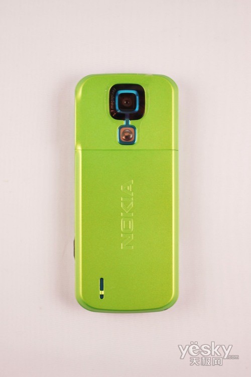 手机 正文    诺基亚5000采用了诺基亚最为经典的直板设计,绿色配合上