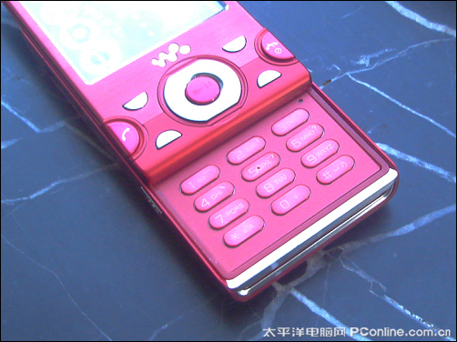 影音女超人 索爱w995粉色机到货_手机_科技时代_新浪网
