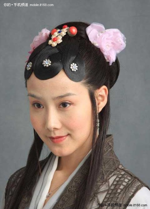 自幼由贾母教养.