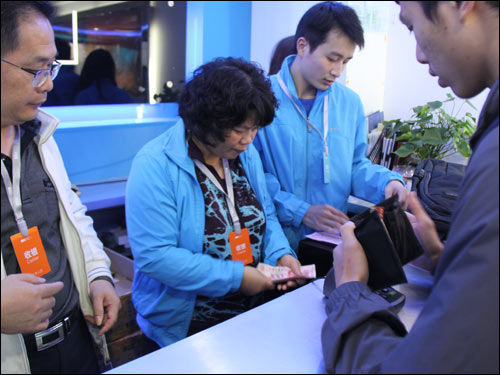 手机 > 正文        领完礼品就要到前台掏钱买单了,因为预订单抵扣