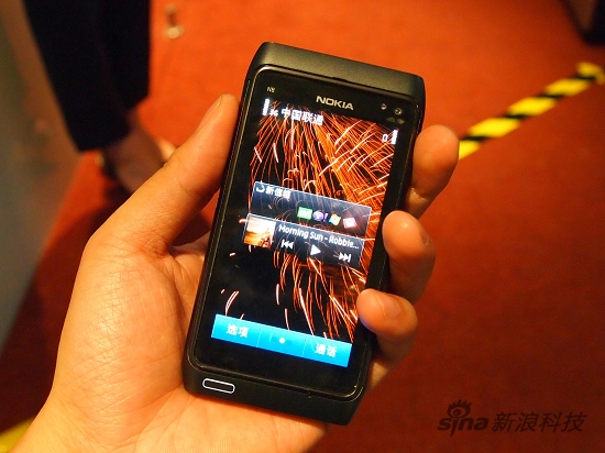 5寸amoled材质,分辨率为640×360像素的的电容屏,尽管分辨率不是目前