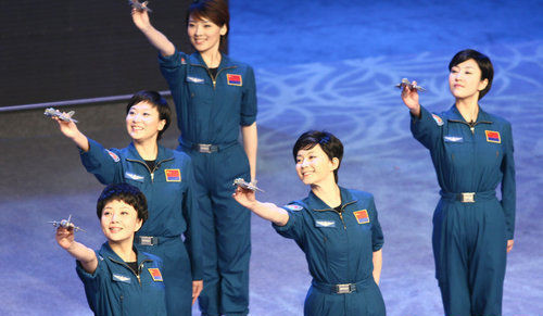 和殷桃等人一同表演小品《我心飞翔》,据了解这是一部讲述女飞行员的