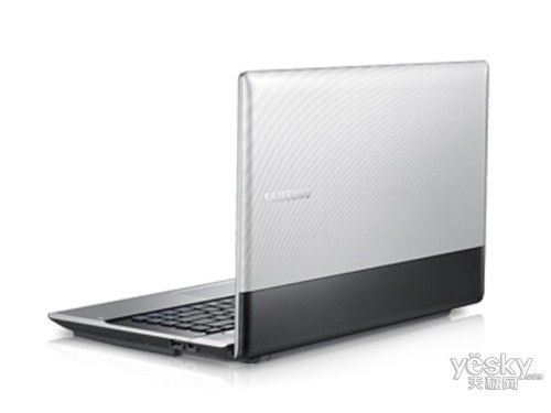 三星rv420的外观设计延续了rv411的外观设计,a面顶盖半银色半黑色的