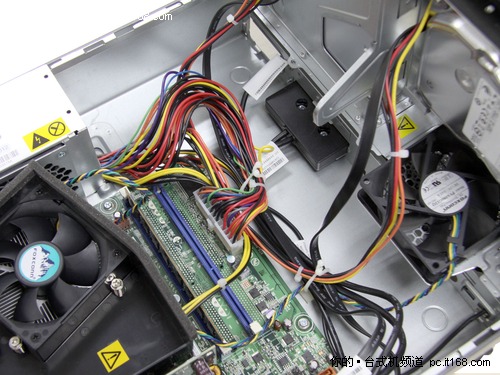 台式机 > 正文  联想扬天a6880f的主机内部设计的非常合理,首先免工具