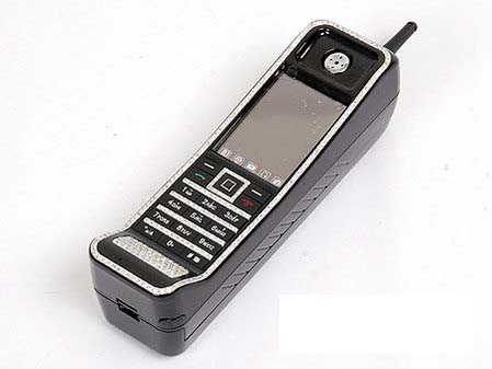 手机增加了接收数据的功能,外形厚重的,款式单一,功能不稳定的"大哥大