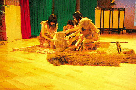 图为三位万里学子演绎7000年前河姆渡人的生活