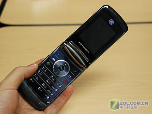 两个大彩屏 摩托罗拉时尚翻盖v8售2880元_手机_科技时代_新浪网
