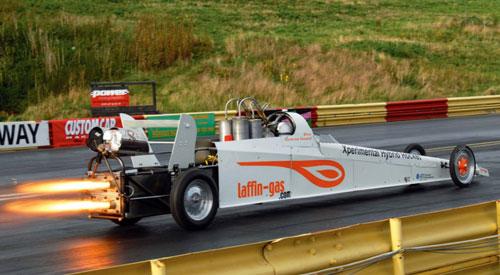 英国女子打造火箭汽车 配4个火箭发动机(图)