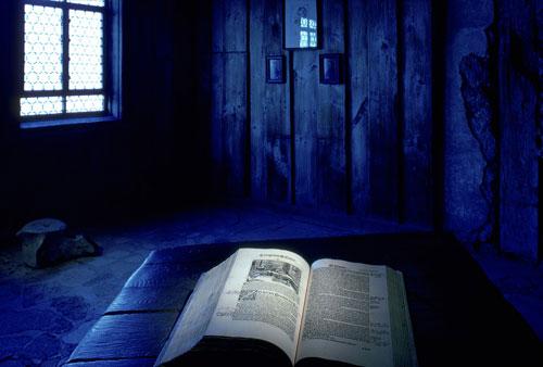 德国艾森纳德瓦特堡城堡的一个昏暗的房间里